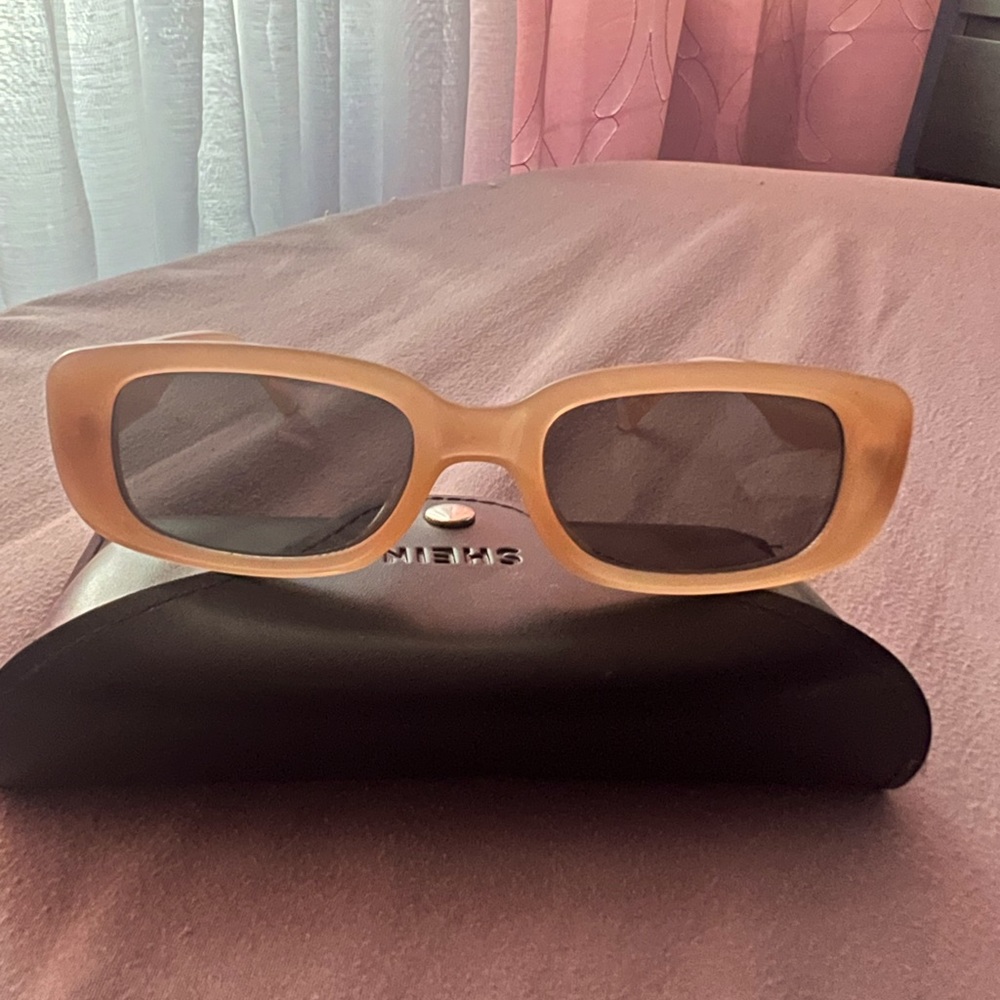 Beige rectangular sunglasses
